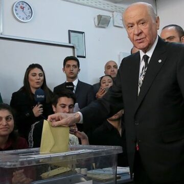 Son ankette büyük şok: MHP ilk kez baraj atına düştü!