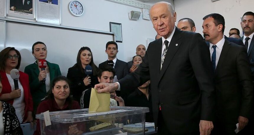 Son ankette büyük şok: MHP ilk kez baraj atına düştü!