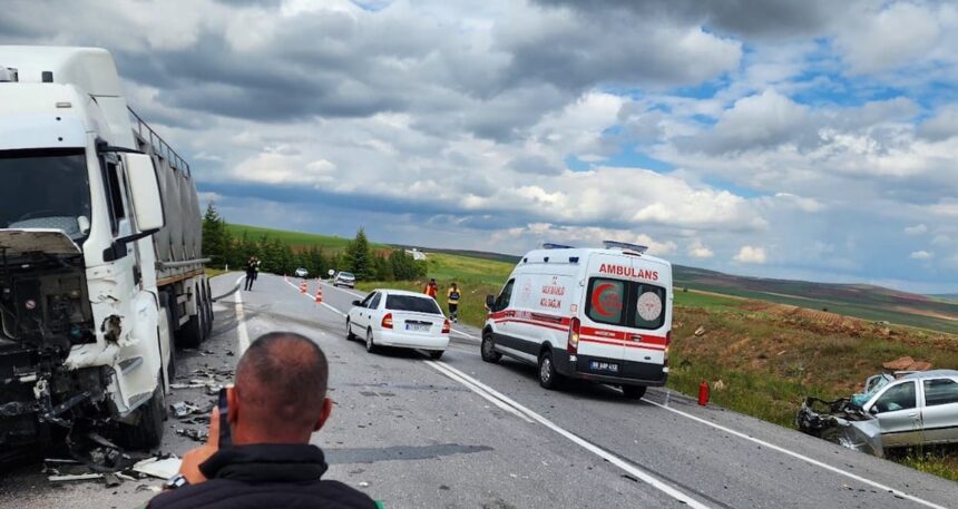 Süt tankeri ile otomobil çarpıştı: Ölüler var