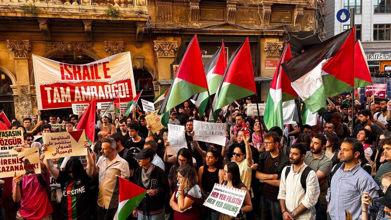 Taksim'de Gazze eylemi! İsrail'e 'Madleen' protestosu