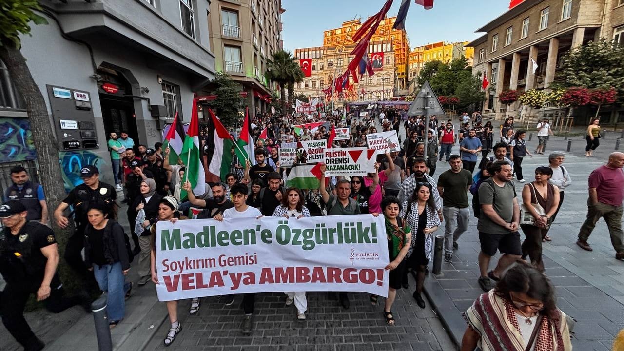 Taksim'de Gazze eylemi! İsrail'e 'Madleen' protestosu