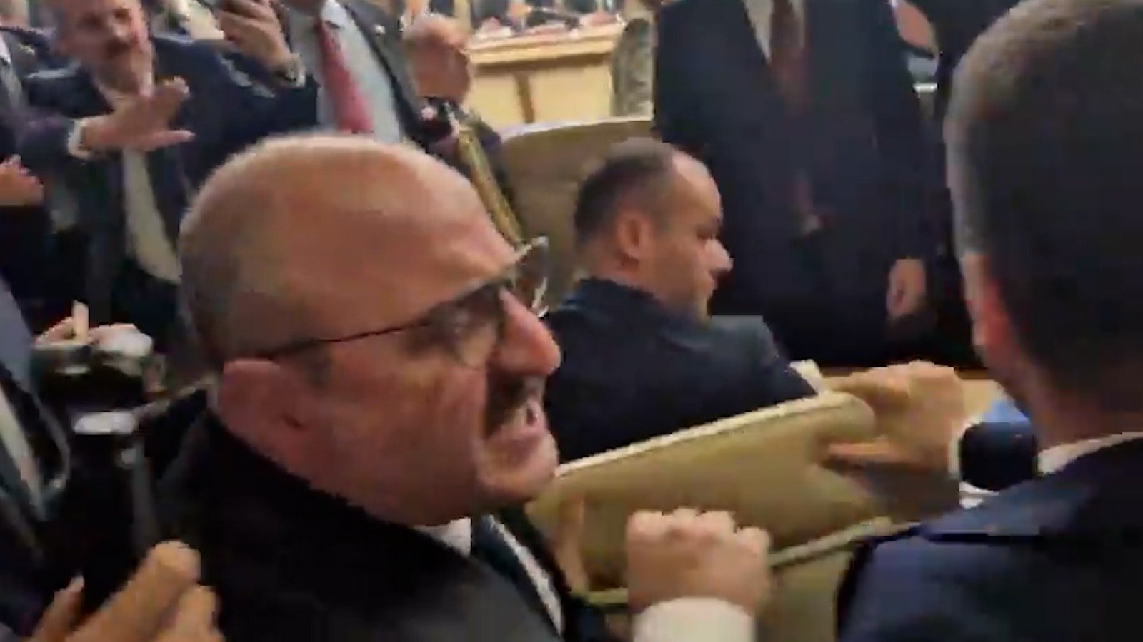 TBMM komisyonunda arbede! Vekiller birbirine girdi