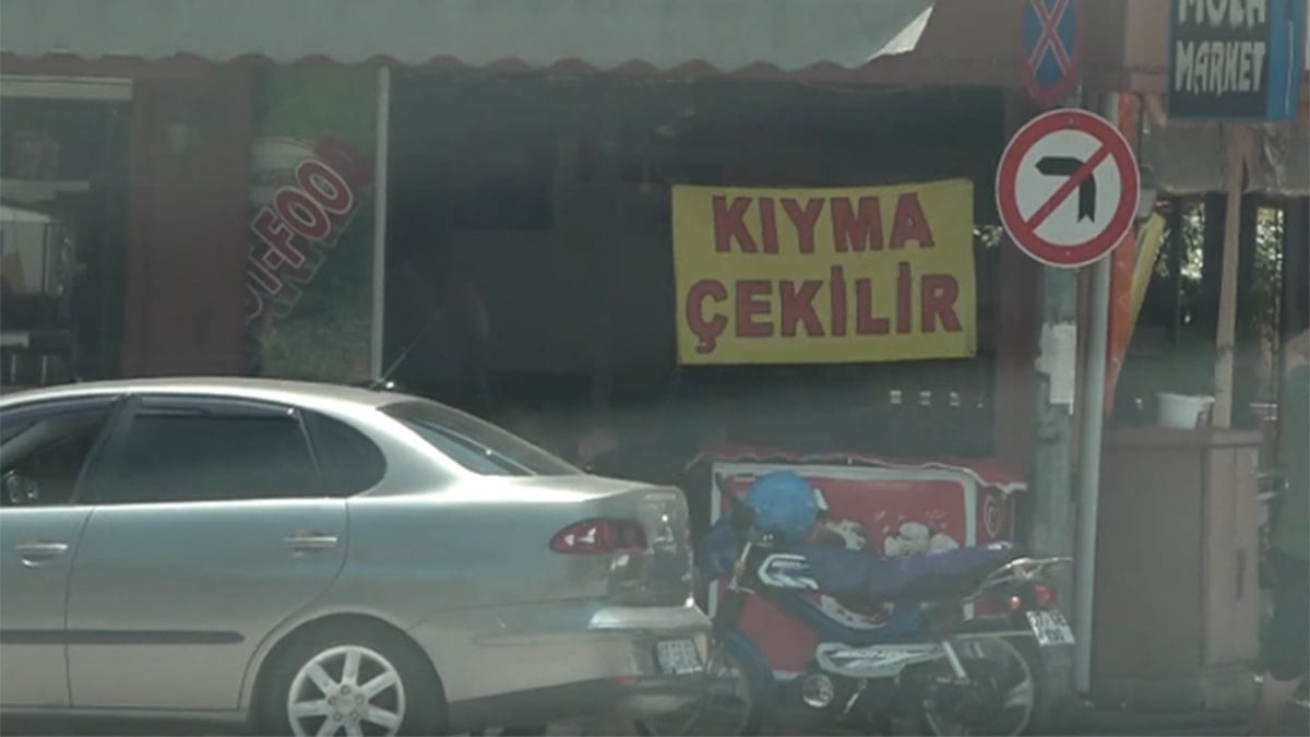 Tekel bayisinde dikkat çeken afiş