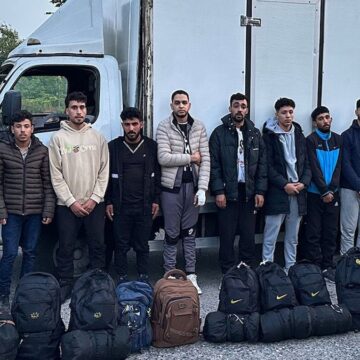 tekirdagda-durdurulan-kamyonetten-13-duzensiz-gocmen-cikti-clA5Amyh.jpg Tekirdağ’da durdurulan kamyonetten 13 düzensiz göçmen çıktı