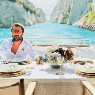 Teknedeki Türk maganda eşini aldatırken yakalanmış