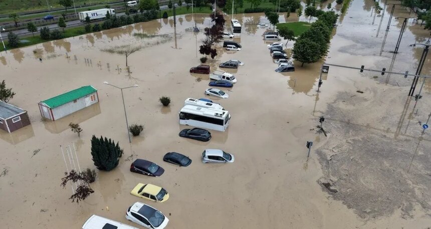 Trabzon sel felaketiyle boğuşurken AKP’li başkan Amsterdam’da horon tepti