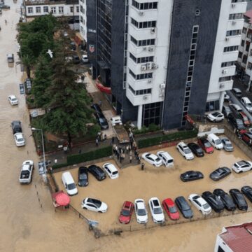 Trabzon’da selin izleri siliniyor, kayıp kişi aranıyor