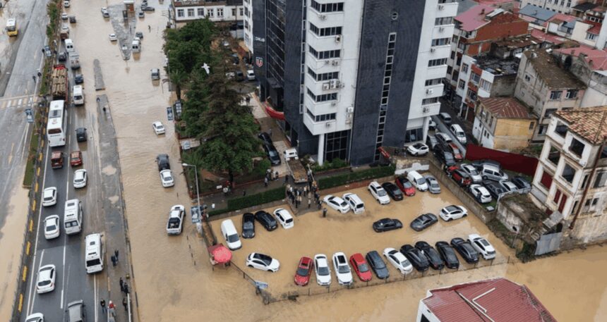 Trabzon’da selin izleri siliniyor, kayıp kişi aranıyor