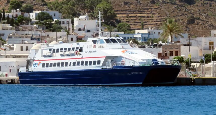 Türk feribotunun Rodos’tan ayrılmasına izin vermediler