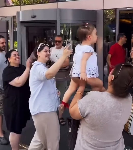 Ünlü sanatçı ikinci kez dede oldu... Davullu-zurnalı kutlama yaptı