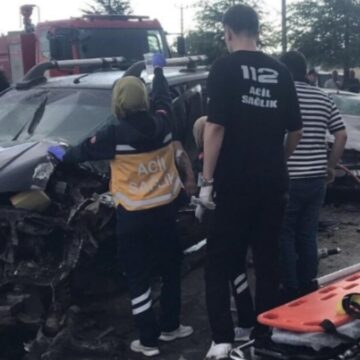 Uşak’ta kamyonet ile otomobil kafa kafaya çarpıştı: 1 ölü, 1 yaralı