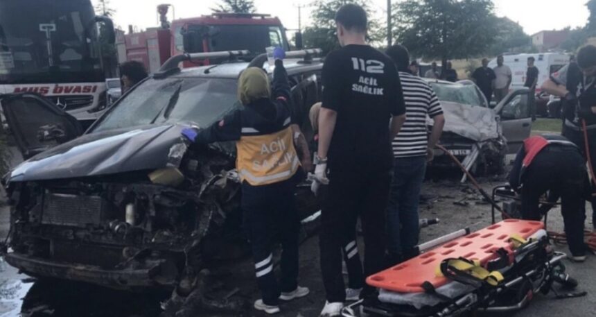 Uşak’ta kamyonet ile otomobil kafa kafaya çarpıştı: 1 ölü, 1 yaralı