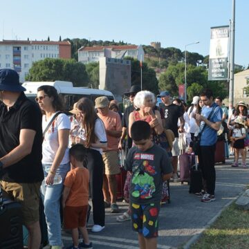 Uygun fiyatlı tatil için bayramda bavulunu alan koştu: Kuyruğun sonu görünmedi