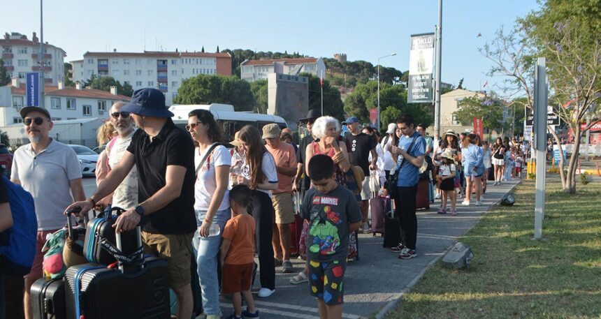 Uygun fiyatlı tatil için bayramda bavulunu alan koştu: Kuyruğun sonu görünmedi