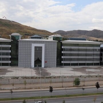 Valilik bütçesiyle ziyafet çektiler