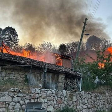 Yangın 4 evi kullanılmaz hale getirdi