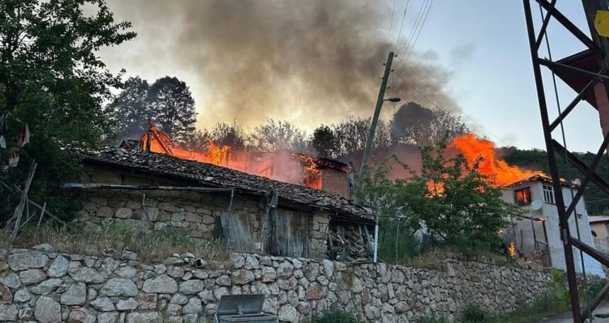 Yangın 4 evi kullanılmaz hale getirdi