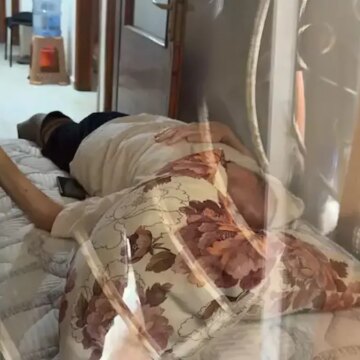 Yatakta inleyen babaya şok sözler: ‘Acayip bir yaratık oldun, seni burada ölüme terk ediyorum artık’