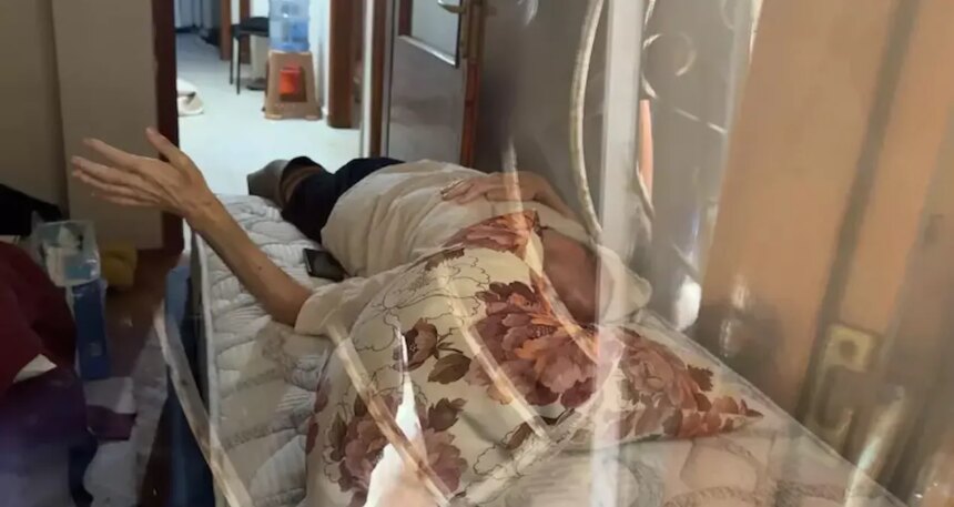 Yatakta inleyen babaya şok sözler: ‘Acayip bir yaratık oldun, seni burada ölüme terk ediyorum artık’