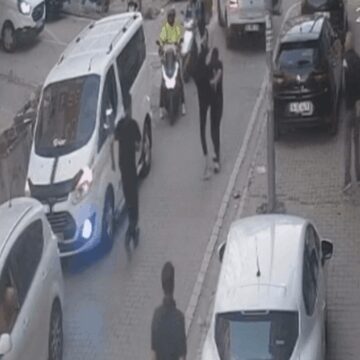 Yol verme tartışmasını ayırmaya çalıştı; göğsünden bıçakladılar