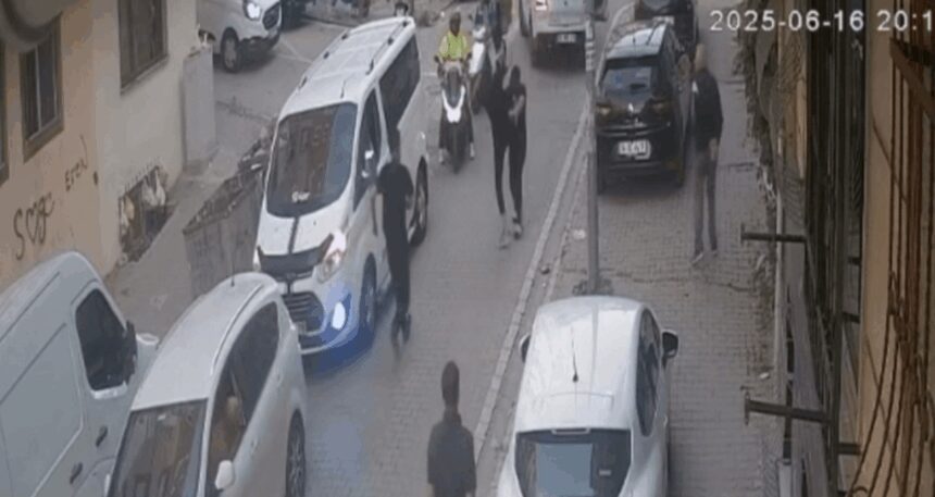 Yol verme tartışmasını ayırmaya çalıştı; göğsünden bıçakladılar