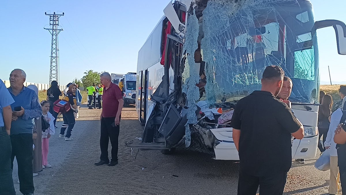 Yolcu otobüsü TIR'a çarptı! Yaralılar var