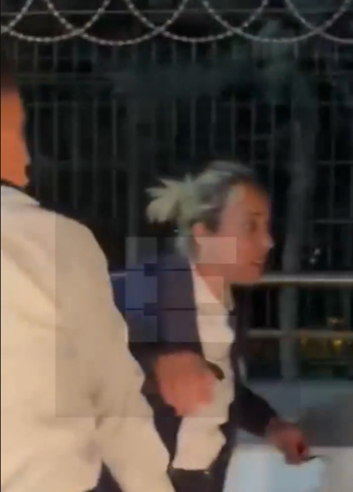 Yolcu otobüsünde skandal görüntüler: Kadın yolcuyu otobanda indirip darbettiler