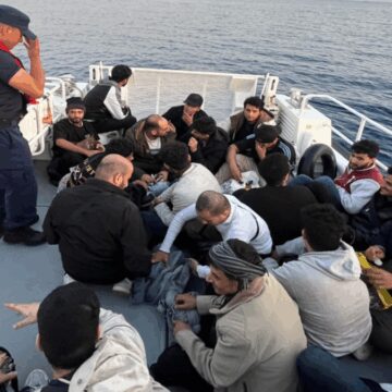Yunanistan’ın Türk karasularına iteklediği 44 göçmen kurtarıldı