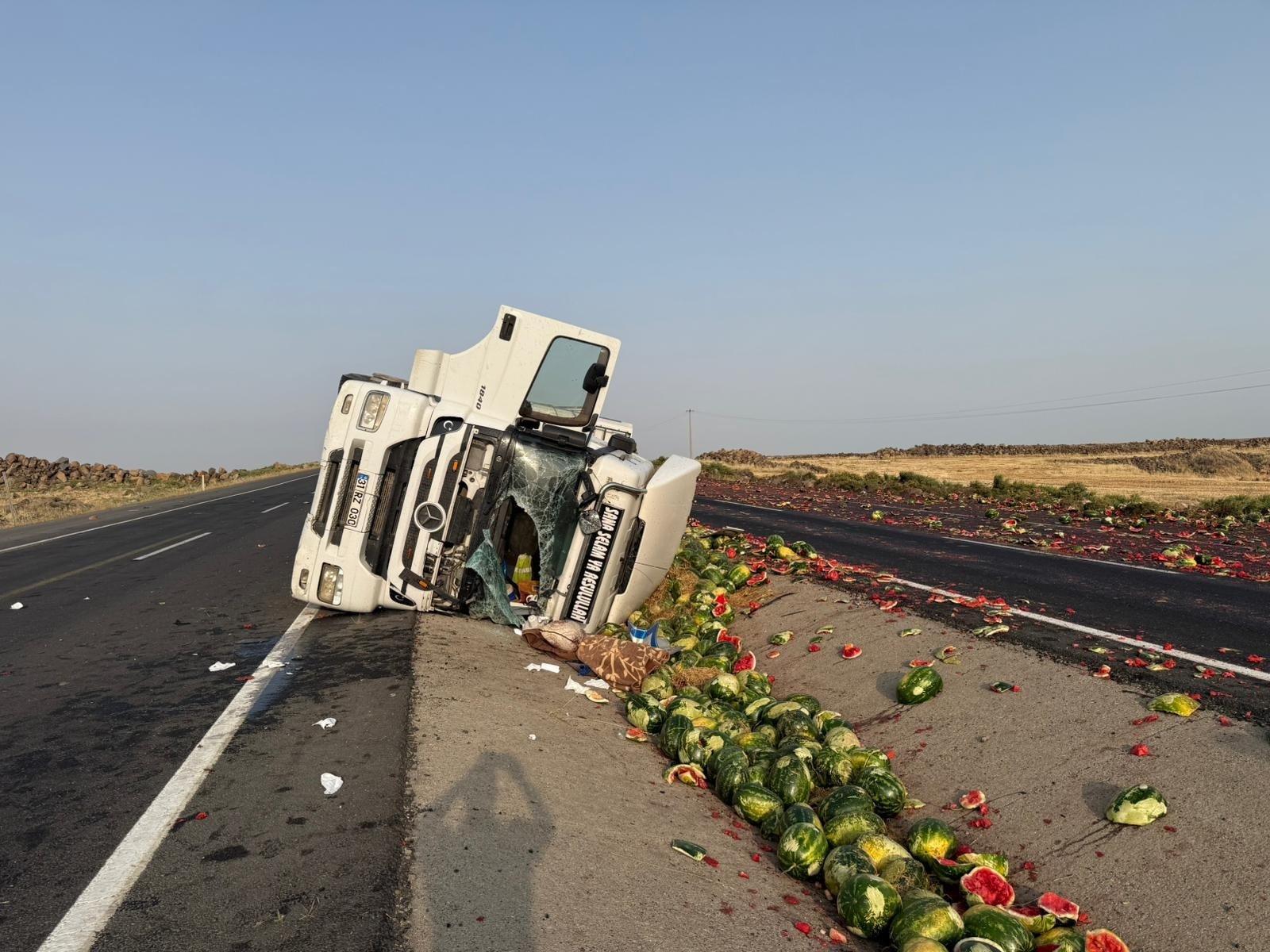 Yüzlerce karpuz yola saçıldı!