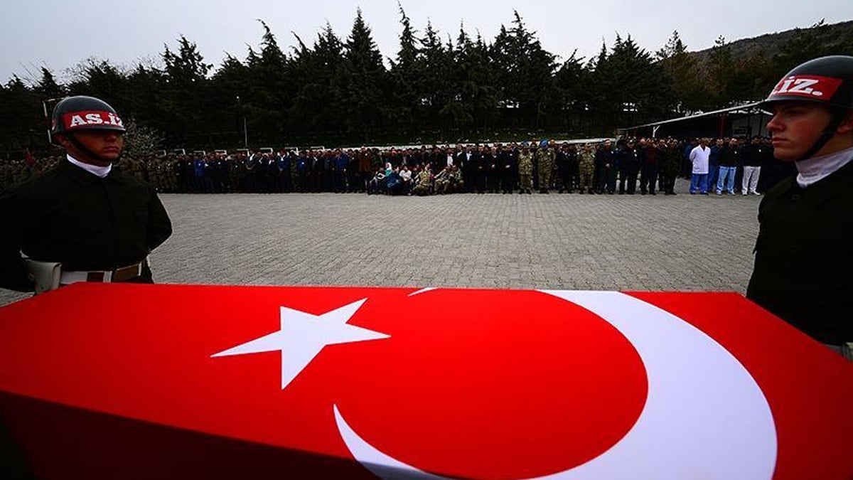 2 askerin şehit düşmesine tepki yağıyor: Bu sıcakta öldürene kadar talim yaptırmak ne demek ya!'