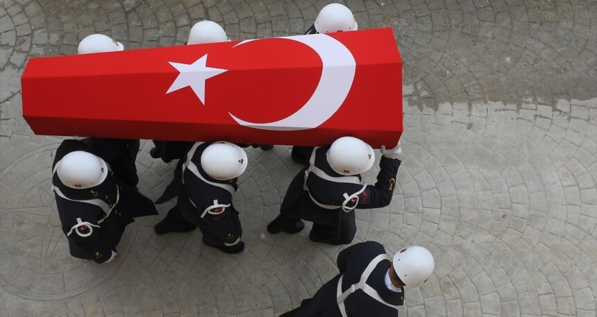 2 askerin şehit düşmesine tepki yağıyor: Bu sıcakta öldürene kadar talim yaptırmak ne demek ya!’
