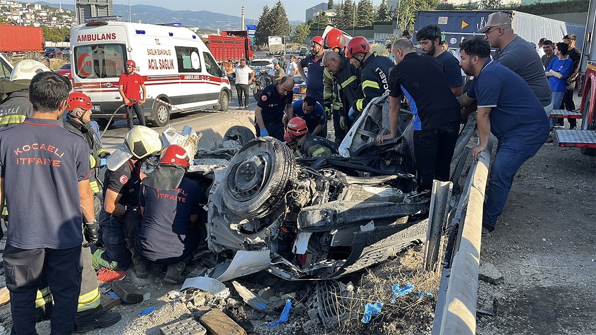2 otomobil ile TIR çarpıştı, ortalık savaş alanına döndü: Çok sayıda ölü var
