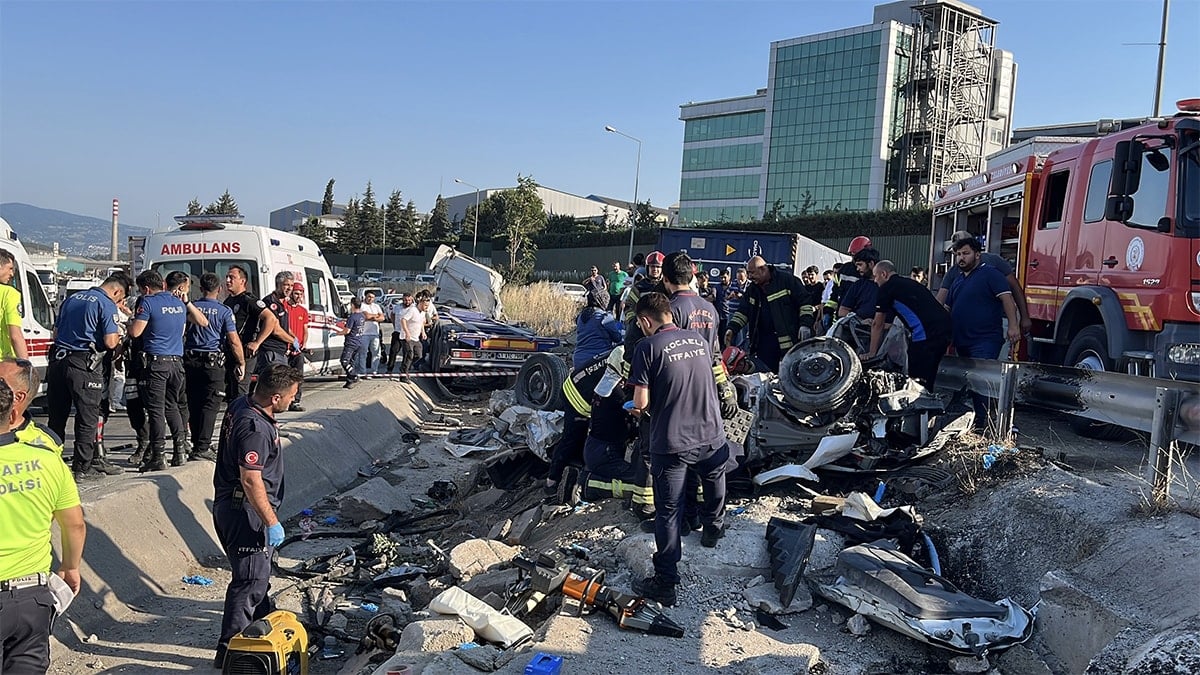 2 otomobil ile TIR çarpıştı, ortalık savaş alanına döndü: Çok sayıda ölü var