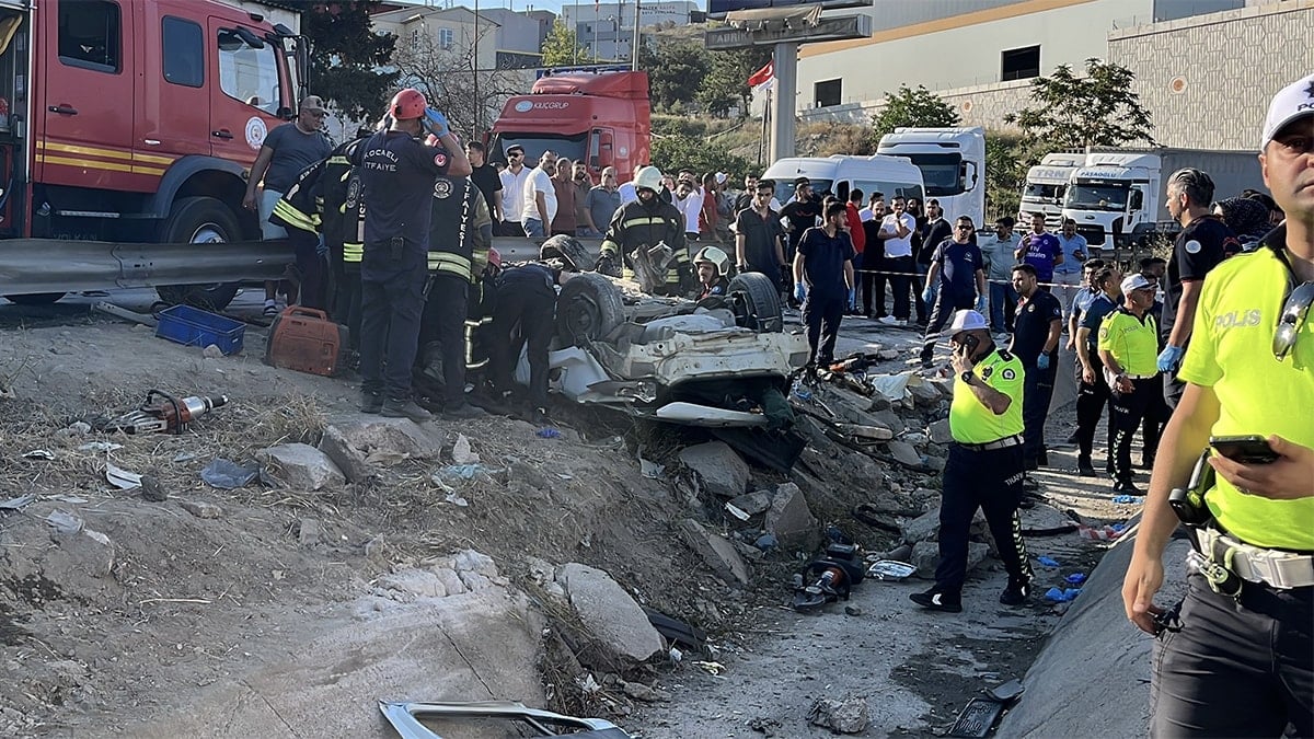 2 otomobil ile TIR çarpıştı, ortalık savaş alanına döndü: Çok sayıda ölü var