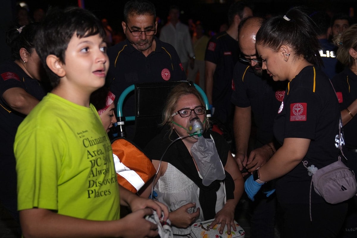 26 katlı binada korkutan yangın: Biri bebek 3 ölü, 39 yaralı