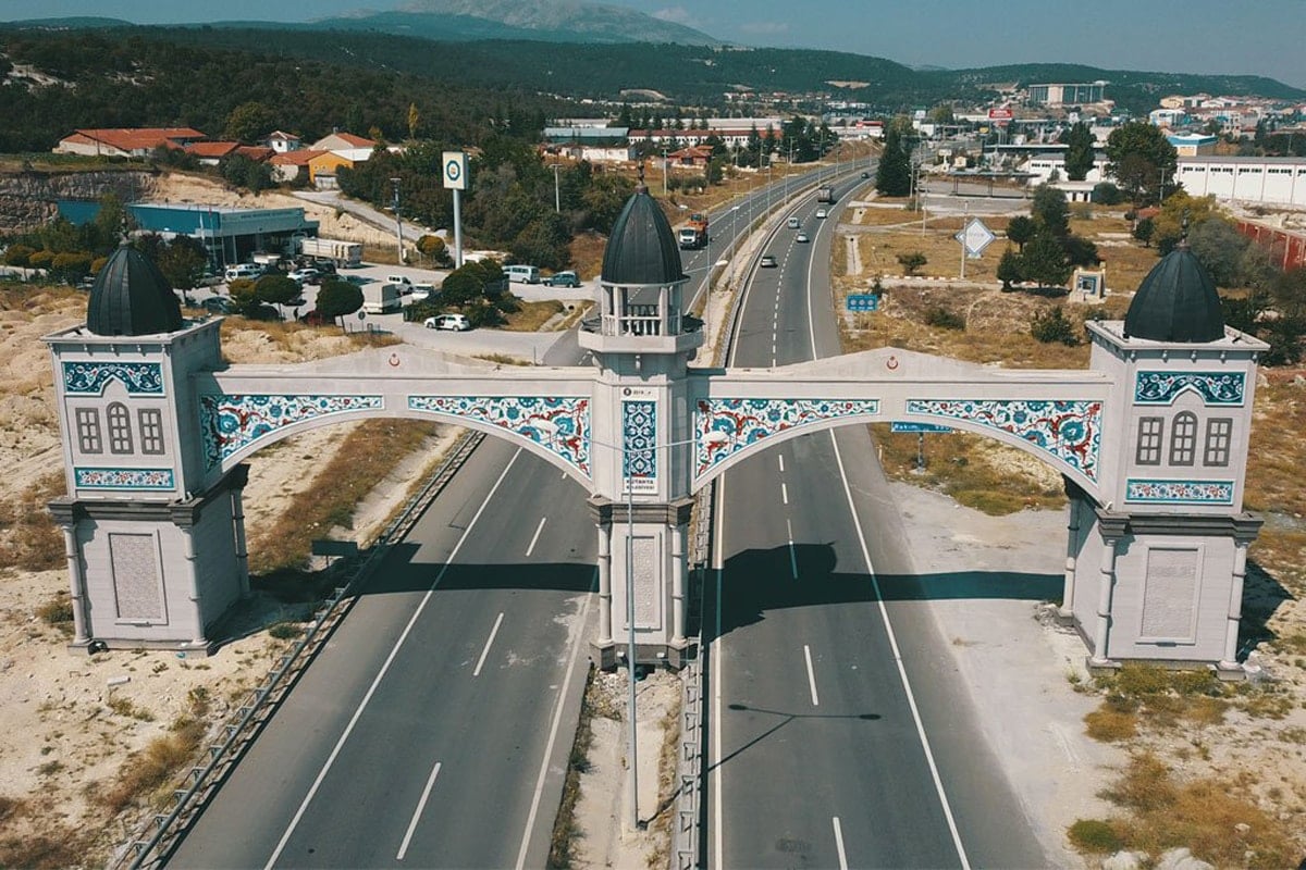 30 bin nüfuslu ilçeye altın varaklı kapı