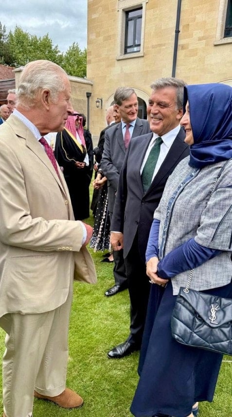 Abdullah Gül'ün eşinin çantası İngiltere'de gündem oldu