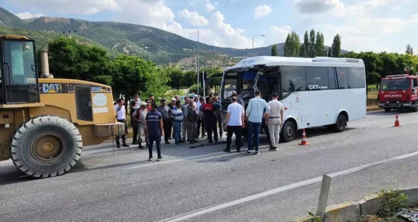 Afyonkarahisar’da midibüs ile TIR çarpıştı: 1’i çocuk 7 yaralı