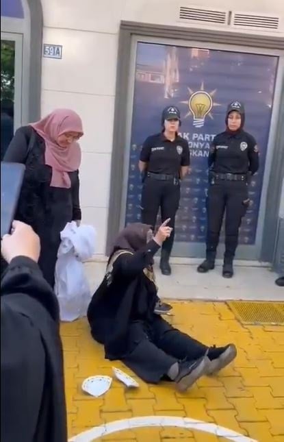 AKP binası önünde ağlayan kadın: 'Terörist miyim?'