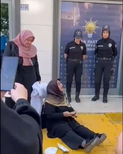 AKP binası önünde ağlayan kadın: 'Terörist miyim?'
