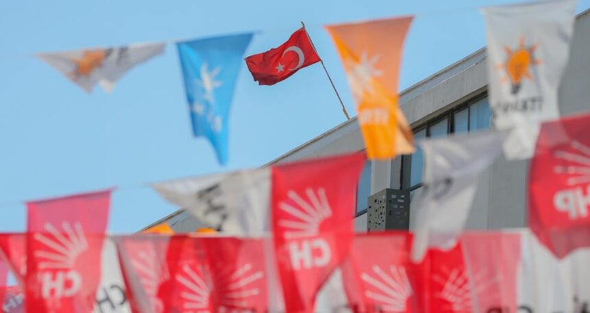 AKP farkı azaltmak, CHP erken seçim için aynı anda sahaya iniyor
