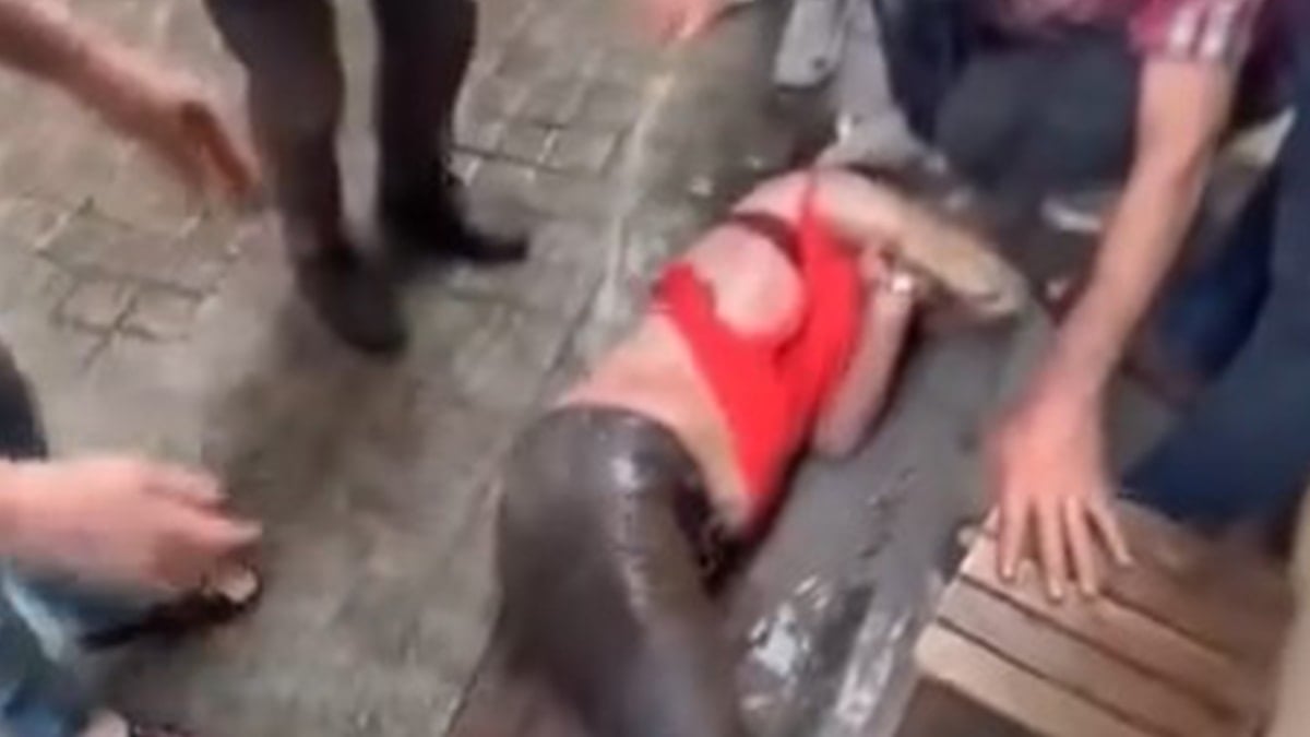 Alev kapanında yaşam savaşı: Talihsiz kadını mahalleli kurtardı