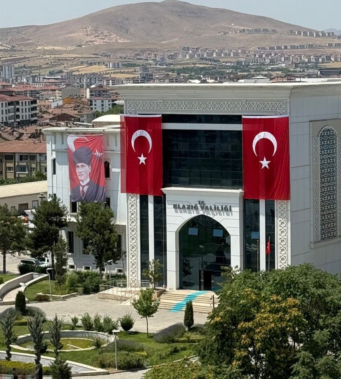Atatürk'ü yok saymıştı… SÖZCÜ yazdı, Vali hatırladı!