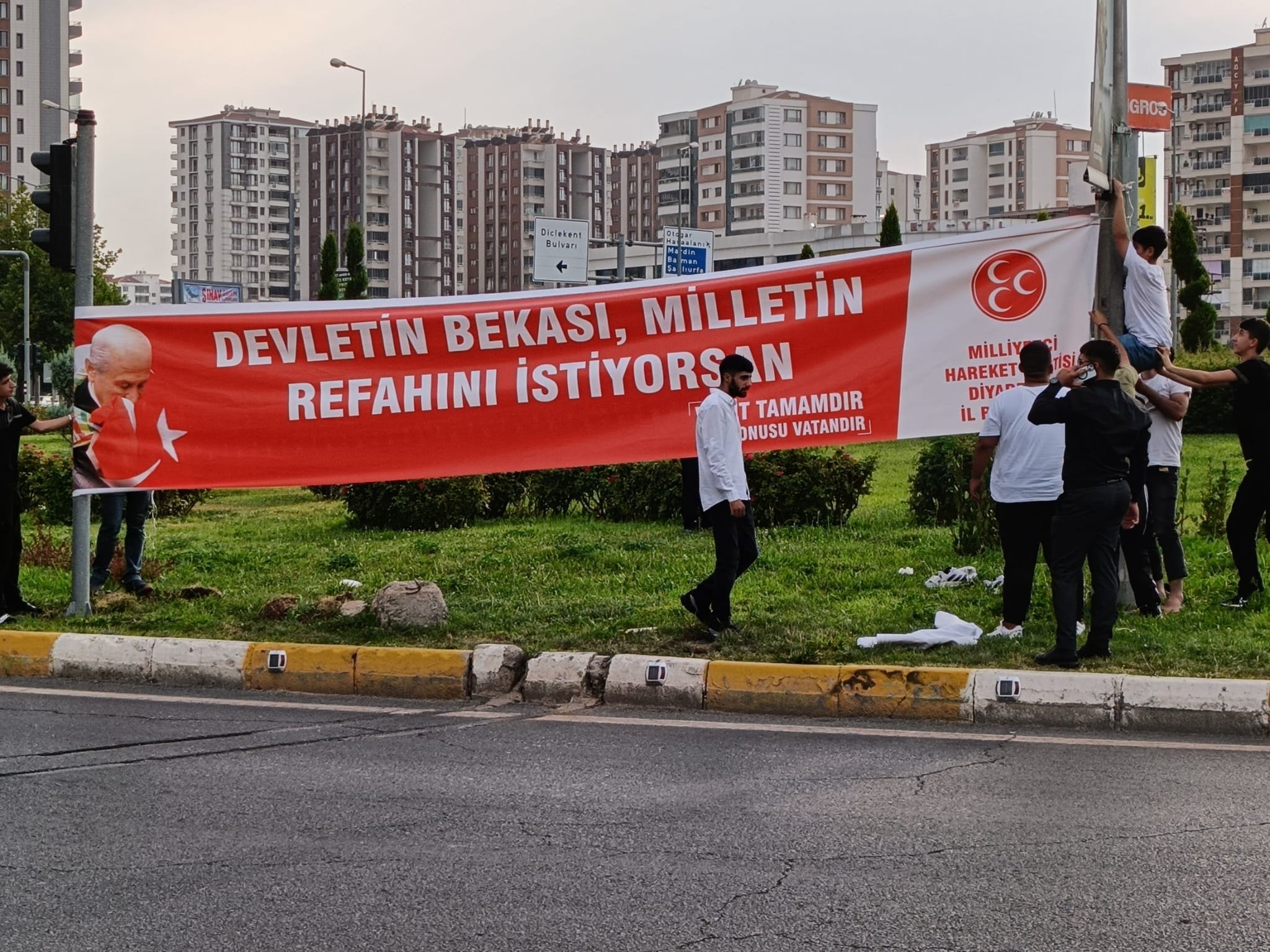 Bahçeli talimat verdi, Diyarbakır surlarına üç sancak asıldı
