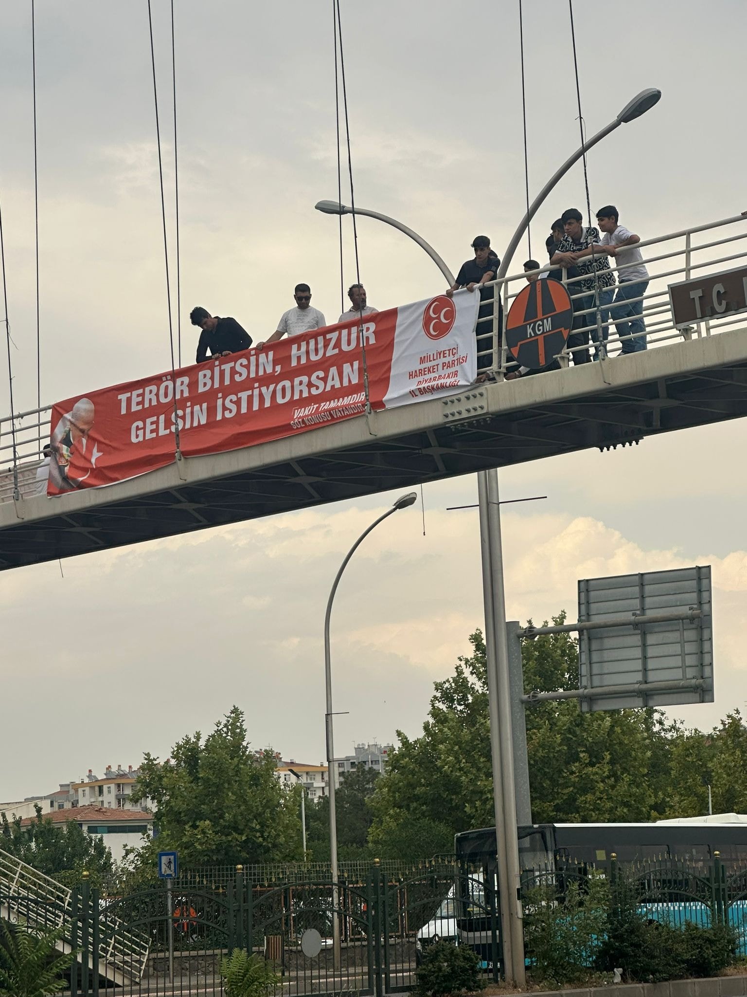 Bahçeli talimat verdi, Diyarbakır surlarına üç sancak asıldı