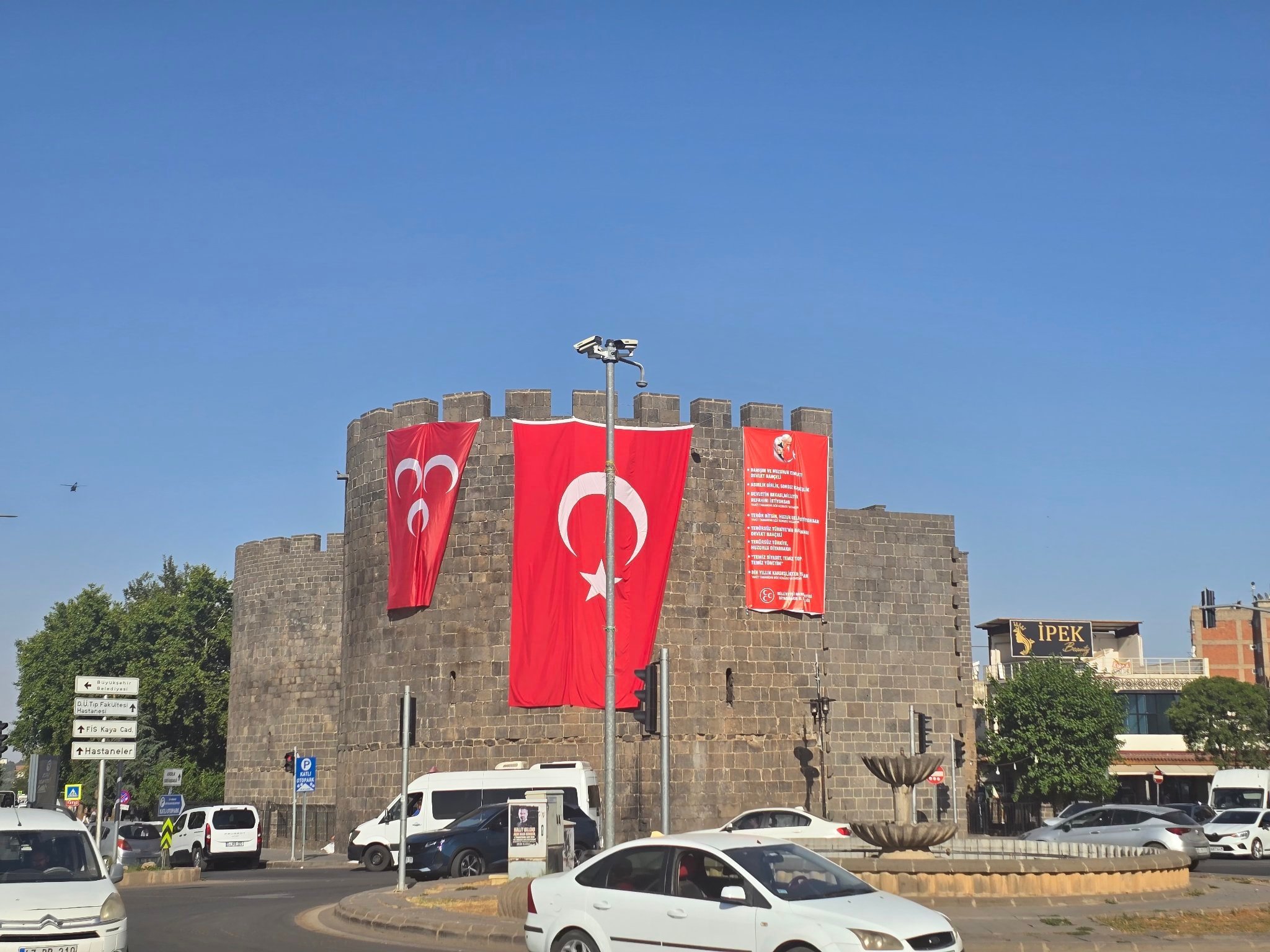 Bahçeli talimat verdi, Diyarbakır surlarına üç sancak asıldı
