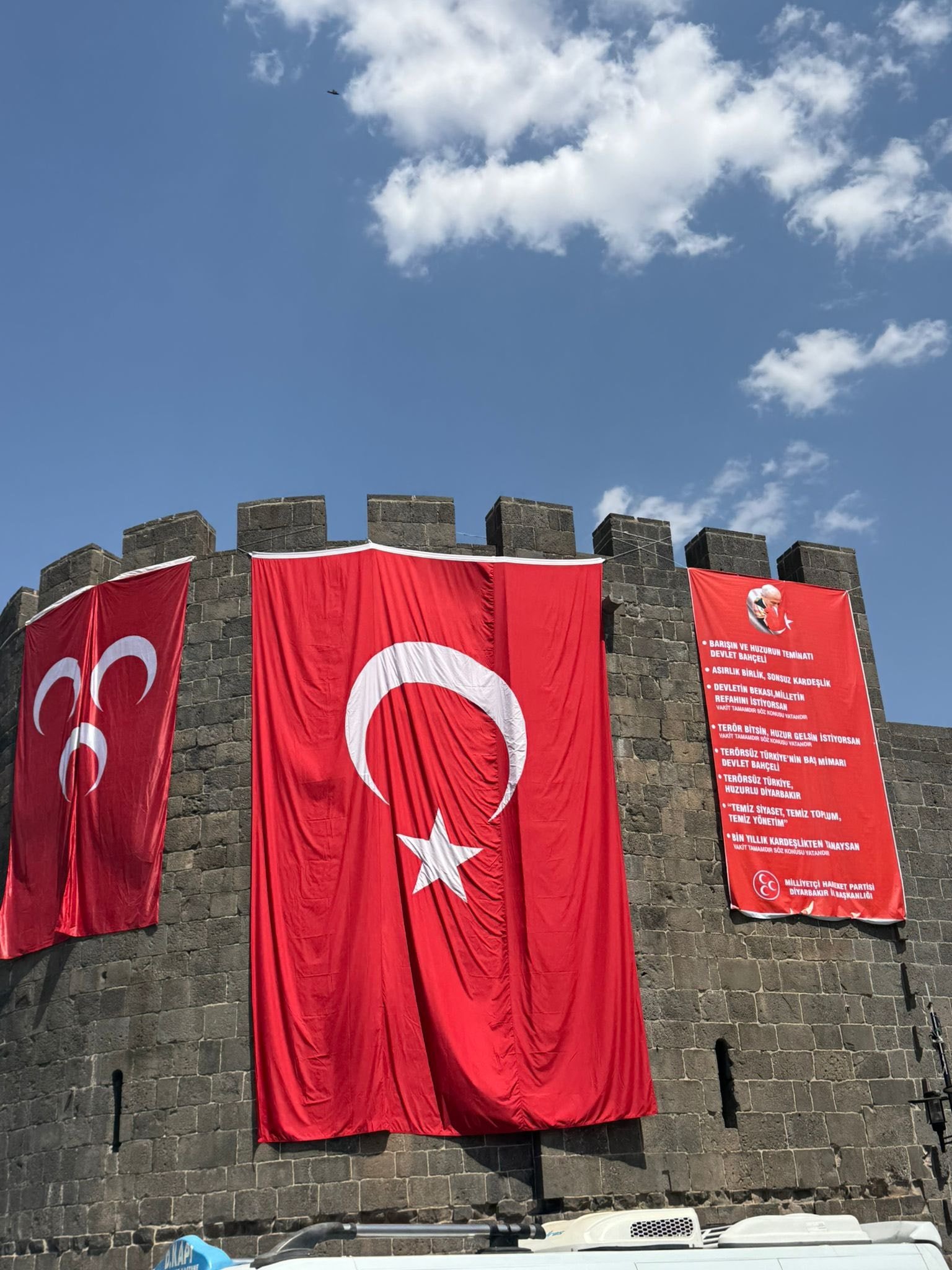 Bahçeli talimat verdi, Diyarbakır surlarına üç sancak asıldı