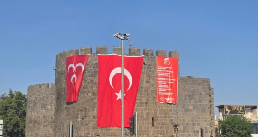 Bahçeli talimat verdi, Diyarbakır surlarına üç sancak asıldı