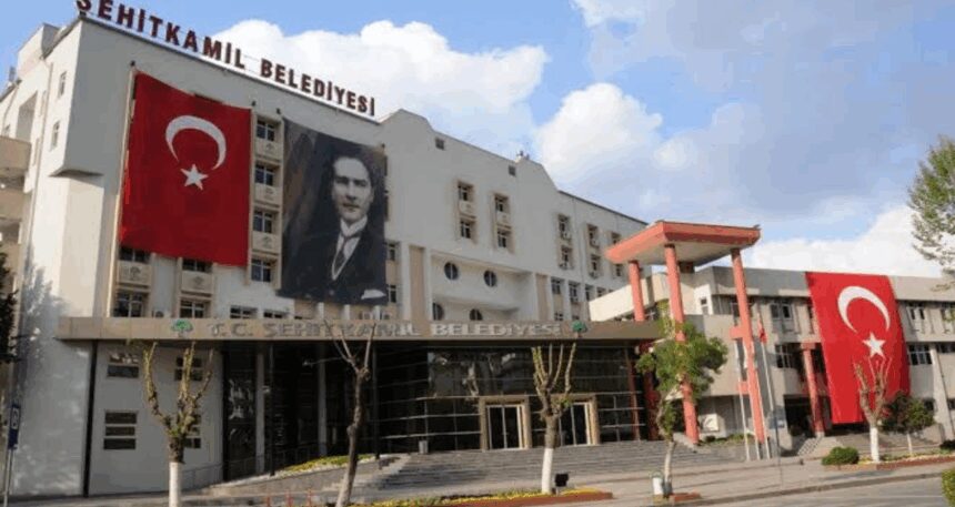 Belediyeye ait arsa üç kat ucuza kiralanmış!