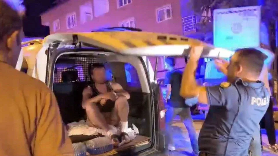 Benzin bidonuyla yakalandı linçten polis kurtardı